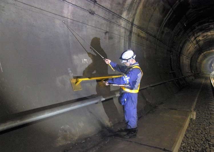 画像：トンネルの点検